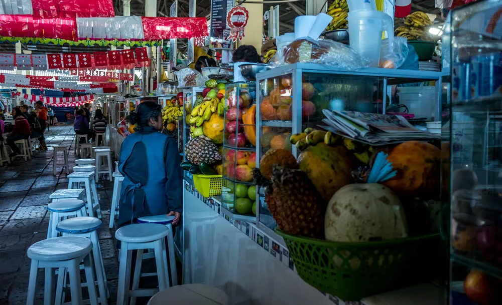 Puesto de frutas y jugos en el Mercado San Pedro de Cusco